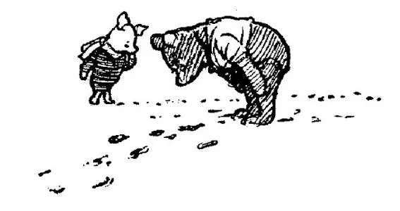 Bây giờ Pooh đang cúi gập người trong bức vẽ, xem xét các dấu vết. Lợn Con trông rất lo lắng.