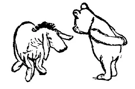 Một bức vẽ cho thấy Pooh chắp tay sau lưng cúi người về phía Eeyore. Eeyore nhìn lại Pooh.